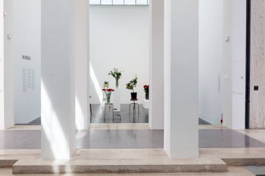 Venedik, İtalya - 19 Nisan 2024: Anna Jermolaewa, The Penultimate, 2017, Installation view. Venedik bienalinin 60. Uluslararası Sanat Sergisi sırasında Avusturya Pavyonu
