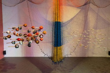 Venedik, İtalya - 19 Nisan 2024: Kaa Pera: Olivena, Olinda Tupinamb ve Ziel Karapot ile birlikte sanatçılar Glicria Tupinamb 'ın yürüyen kuşuyuz. Brezilya Pavyonu, 60. Bienali