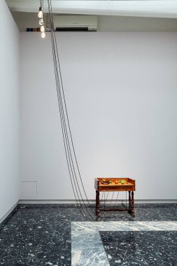 Venedik, İtalya - 19 Nisan 2024: Kurulum görüşü Mor Mor başlıklı Yuko Mohri. Japonya Pavyonu, 60. Uluslararası Venedik Bienali Sanat Sergisi 