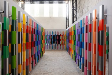 Venedik, İtalya - 19 Nisan 2024: Juvenal Ravelo 'nun Katılımcı Deneyimi başlıklı Kurulum Görüşü. Venezuela Pavyonu. İngiliz Pavyonu, Venedik Bienali 'nin 60. Uluslararası Sanat Sergisi 2024