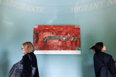 Venedik, İtalya - 19 Nisan 2024: Pinacoteca Migrante adlı sanat eseri Sandra Gamarra Heshiki. İspanyol Pavyonu, Venedik 'in 60. Uluslararası Sanat Sergisi 2024