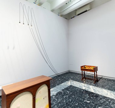 Venedik, İtalya - 19 Nisan 2024: Mnica de Miranda, Snia Vaz Borges ve Vnia Gala tarafından sera adı verilen kurulum manzarası. Palazzo Franchetti 'deki Portekiz Pavyonu. Venedik Bienali 'nin 60. Uluslararası Sanat Sergisi