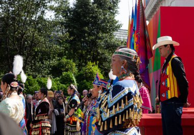 Venedik, İtalya - 19 Nisan 2024: Açılış programları Colorado Kabileler Arası Dansçılar; Oklahoma Fancy Dansçılar; Anthony Hudson / Carla Rossi Residence, Grande Ronde ve Siletz Konfederasyon kabileleri; Kabile Şefi Cyrus Ben, M