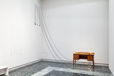 Venedik, İtalya - 19 Nisan 2024: Kurulum görüşü Mor Mor başlıklı Yuko Mohri. Japonya Pavyonu, Venedik Bienali 'nin 60. Uluslararası Sanat Sergisi 2024.