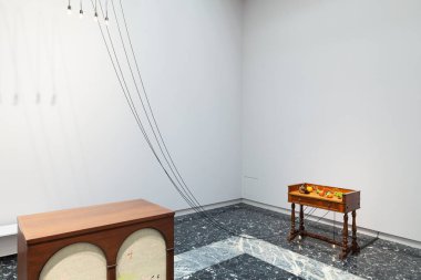 Venedik, İtalya - 19 Nisan 2024: Kurulum görüşü Mor Mor başlıklı Yuko Mohri. Japonya Pavyonu, Venedik Bienali 'nin 60. Uluslararası Sanat Sergisi 2024.