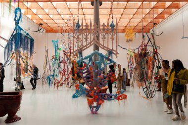 Venedik, İtalya - 19 Nisan 2024: Attila cataracte ta source aux pieds des pitons verts finira dans la grande by Julien Creuzet. Fransız Pavyonu, Venedik Bienali 'nin 60. Uluslararası Sanat Sergisi 2024