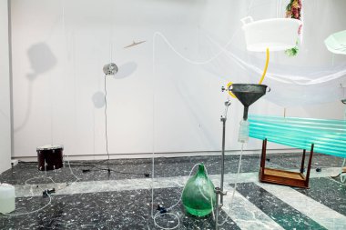 Venedik, İtalya - 19 Nisan 2024: Kurulum görüşü Mor Mor başlıklı Yuko Mohri. Japonya Pavyonu, Venedik Bienali 'nin 60. Uluslararası Sanat Sergisi 2024