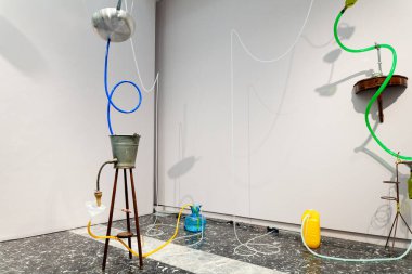 Venedik, İtalya - 19 Nisan 2024: Kurulum görüşü Mor Mor başlıklı Yuko Mohri. Japonya Pavyonu, Venedik Bienali 'nin 60. Uluslararası Sanat Sergisi 2024.