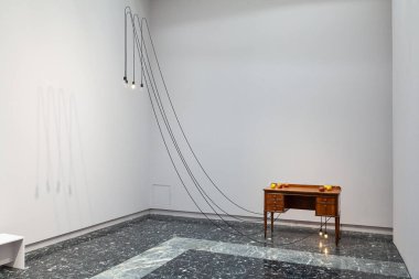 Venedik, İtalya - 19 Nisan 2024: Kurulum görüşü Mor Mor başlıklı Yuko Mohri. Japonya Pavyonu, Venedik Bienali 'nin 60. Uluslararası Sanat Sergisi 2024.