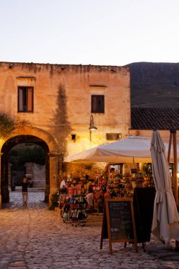 Scopello, İtalya - 31 Temmuz 2023: günbatımında küçük bir köy olan Scopello 'da Baglio adlı avlunun görüntüsü. Sicilya 'nın Trapani ilindeki Castellammare de Golfo. Sicilya, İtalya