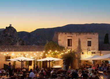 Scopello, İtalya - 31 Temmuz 2023: günbatımında küçük bir köy olan Scopello 'da Baglio adlı avlunun görüntüsü. Sicilya 'nın Trapani ilindeki Castellammare de Golfo. Sicilya, İtalya