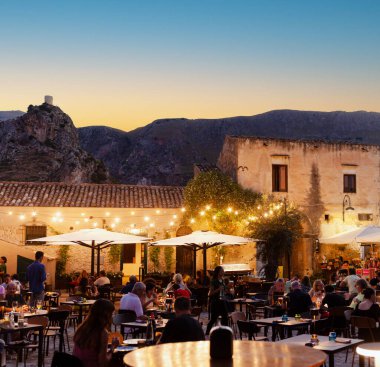 Scopello, İtalya - 31 Temmuz 2023: günbatımında küçük bir köy olan Scopello 'da Baglio adlı avlunun görüntüsü. Sicilya 'nın Trapani ilindeki Castellammare de Golfo. Sicilya, İtalya