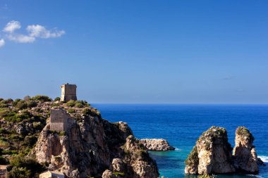 Faraglioni ve Doria kulesinin Sicilya, İtalya 'daki Tonnara Di Scopello üzerindeki görüntüsü
