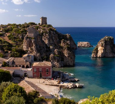 Faraglioni ve Doria kulesinin Tonnara Di Scopello üzerindeki görüntüsü. Scopello köyünün güzel deniz manzarası Sicilya, Trapani, İtalya