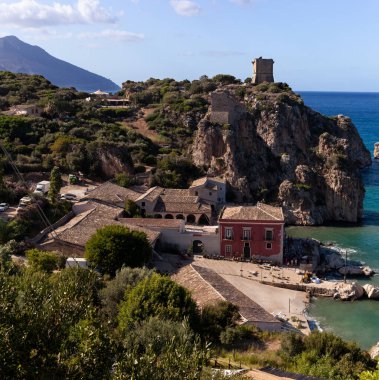 Faraglioni ve Doria kulesinin Tonnara Di Scopello üzerindeki görüntüsü. Sicilya 'daki Scopello köyünün güzel deniz manzarası, Trapani ili, İtalya manzarası