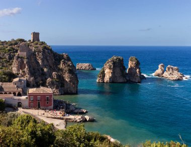 Faraglioni ve Doria kulesinin Tonnara Di Scopello üzerindeki görüntüsü. Scopello köyünün güzel deniz manzarası Sicilya, Trapani, İtalya