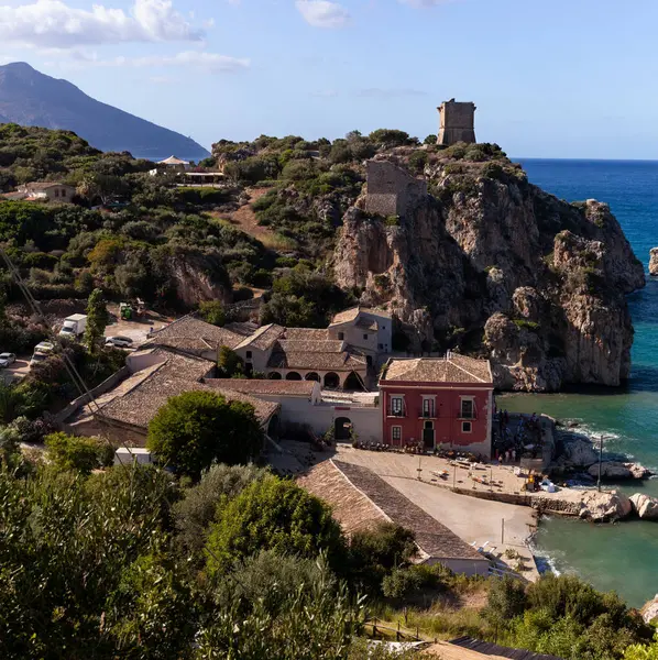 Faraglioni ve Doria kulesinin Tonnara Di Scopello üzerindeki görüntüsü. Sicilya 'daki Scopello köyünün güzel deniz manzarası, Trapani ili, İtalya manzarası