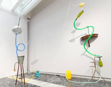 Venedik, İtalya - 19 Nisan 2024: Kurulum görüşü Mor Mor başlıklı Yuko Mohri. Japonya Pavyonu, Venedik Bienali 'nin 60. Uluslararası Sanat Sergisi 2024.