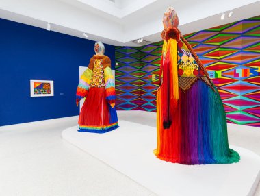 Venedik, İtalya - 20 Nisan 2024: Jeffrey Gibson 'ın soldan başlattığı sanat eseri eğer şimdi değilse, ne zaman özgür olmak istiyoruz ve duvar resmi ABD Pavilion' unda 60. Venedik Bienali sırasında ortaya çıkan tarih tarafından yapılmıştır.