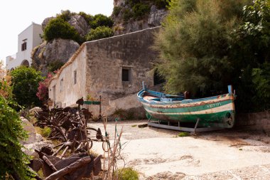 Eski Tonnara di Scopello 'nun avlusunda eski bir tekne. Sicilya' da bir zamanlar orkinos tuzağı kurmak için kullanılan demir çapalarla.