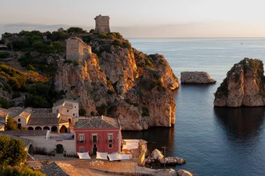 Trapani, Sicilya 'daki Tonnara di Scopello' da güneşin doğuşu muhteşem bir manzara. İtalya