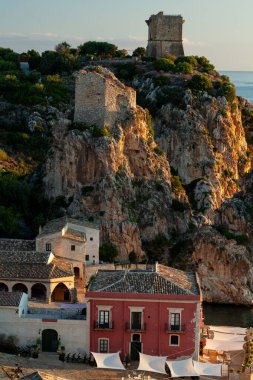 Trapani, Sicilya 'daki Tonnara di Scopello' da güneşin doğuşu muhteşem bir manzara. İtalya