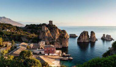 Trapani, Sicilya 'daki Tonnara di Scopello' da güneşin doğuşu muhteşem bir manzara. İtalya