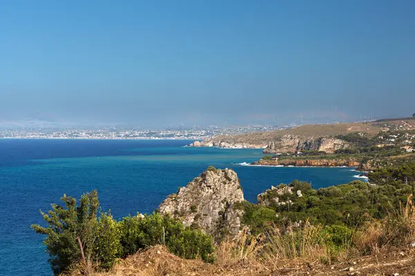 Scopello, Trapani ili, Sicilya, İtalya kıyı şeridinden cennet deniz manzarası.