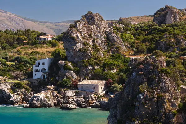 Scopello, Trapani, Sicilya, İtalya, Akdeniz, Avrupa gibi kıyı kıyılarında yükselen bir dizi kaya yığını.