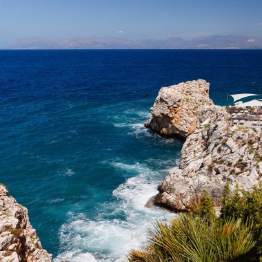 Cennet deniz masmavi su ve plaj ile Körfez kıyı şeridi iz Zingaro tabiatı Park, San Vito arasında lo Capo ve görüntüleme Scopello, Trapani eyaletinde, Sicilya, İtalya.