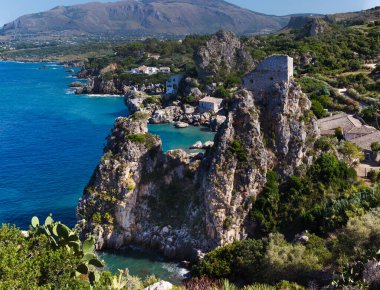 Scopello, Trapani, Sicilya, İtalya, Akdeniz, Avrupa gibi kıyı kıyılarında yükselen bir dizi kaya yığını.