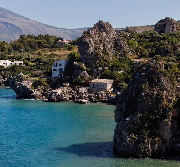 Scopello, Trapani, Sicilya, İtalya, Akdeniz, Avrupa gibi kıyı kıyılarında yükselen bir dizi kaya yığını.