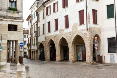 Treviso, İtalya - 24 Temmuz 2023: St. Agostino Caddesi 'ndeki tipik Treviso limanları