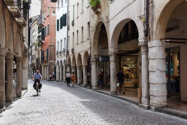 Treviso, İtalya - 24 Temmuz 2023: Calmaggiore Caddesi 'ndeki Treviso' nun tipik limanları