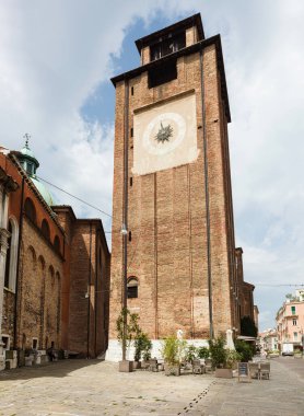 Treviso, İtalya - 24 Temmuz 2023: Havari Aziz Peter Katedrali 'nin çan kulesi (Duomo di Treviso) neoklasik cephe ve İyonik sütunlarla