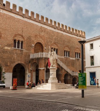 Treviso, İtalya - 24 Temmuz 2023: Teresona Anıtı 'nın Bağımsızlık Meydanı' ndaki gün batımı manzarası