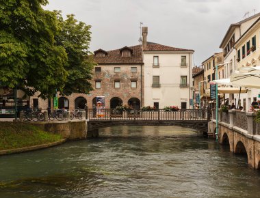 Treviso, İtalya - 24 Temmuz 2023: Pescheria Adası 'ndaki Köprü