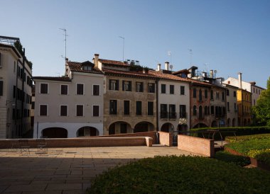 Tipik İtalyan caddesi, Treviso, İtalya. Avrupa 'da İtalyan mimarisi. Venedik yakınlarında bir şehir.