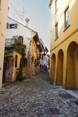 Tipik İtalyan caddesi, Treviso, İtalya. Avrupa 'da İtalyan mimarisi. Venedik yakınlarında bir şehir.