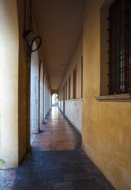 İtalya 'nın Treviso kentindeki bir cadde boyunca uzanan kapalı geçit perspektifi