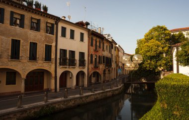 İtalya 'nın Veneto ilindeki Treviso kenti. Buranelli nehrinin manzarası ve İtalya 'nın mimarisi