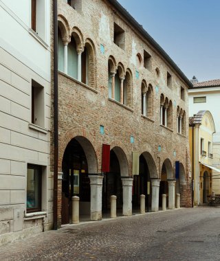 Tipik İtalyan caddesi, Treviso, İtalya. Avrupa 'da İtalyan mimarisi. Venedik yakınlarında bir şehir.
