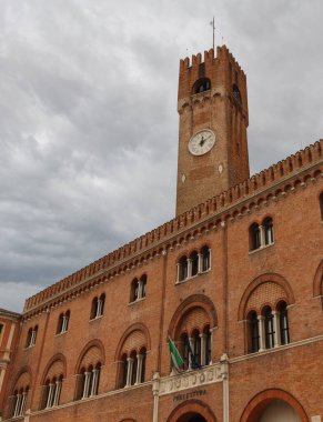 Piazza dei Signori 'deki gözetleme kulesi. Palazzo dei Trecento 'da. Treviso, İtalya