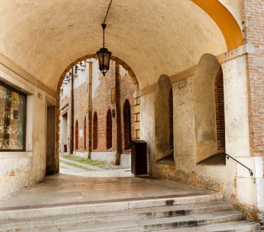 Tipik İtalyan caddesi, Treviso, İtalya. Avrupa 'da İtalyan mimarisi. Venedik yakınlarında bir şehir.