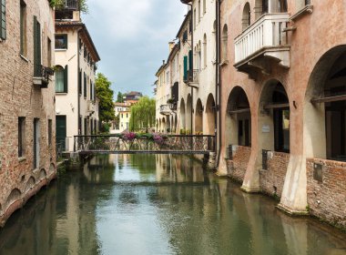 İtalya 'nın Veneto ilindeki Treviso kenti. Buranelli nehri üzerindeki demir köprüye ve İtalya 'nın mimarisine bakın.