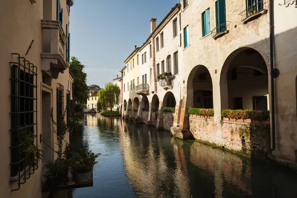 Buranelli kanalı boyunca antik binalar, Treviso 'nun tarihi merkezinin güzel bir manzarası. Veneto, İtalya.