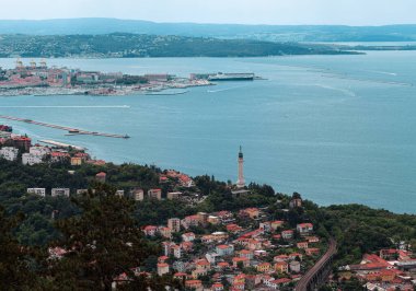 Trieste deniz feneri ve şehir manzarası panoramik görünümü, İtalya Friuli Venezia Giulia bölgesi