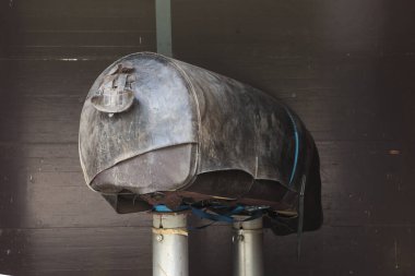 Slovenya 'daki Lipica Stud Farm' da koyu deri hayalet kısrak. Kısrak şeklinde bu yapay dölleme ekipmanı, aygırlardan güvenli sperm toplamaya olanak sağlıyor. Bu da Lipizzan atlarının korunmasına yardımcı oluyor..