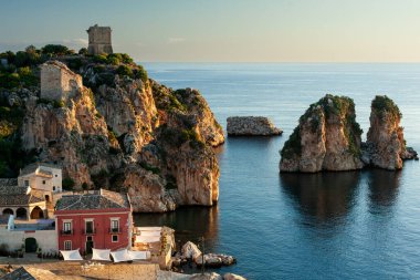 Trapani, Sicilya 'daki Tonnara di Scopello' da güneşin doğuşu muhteşem bir manzara. İtalya