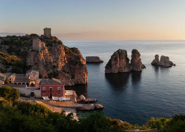 Trapani, Sicilya 'daki Tonnara di Scopello' da güneşin doğuşu muhteşem bir manzara. İtalya